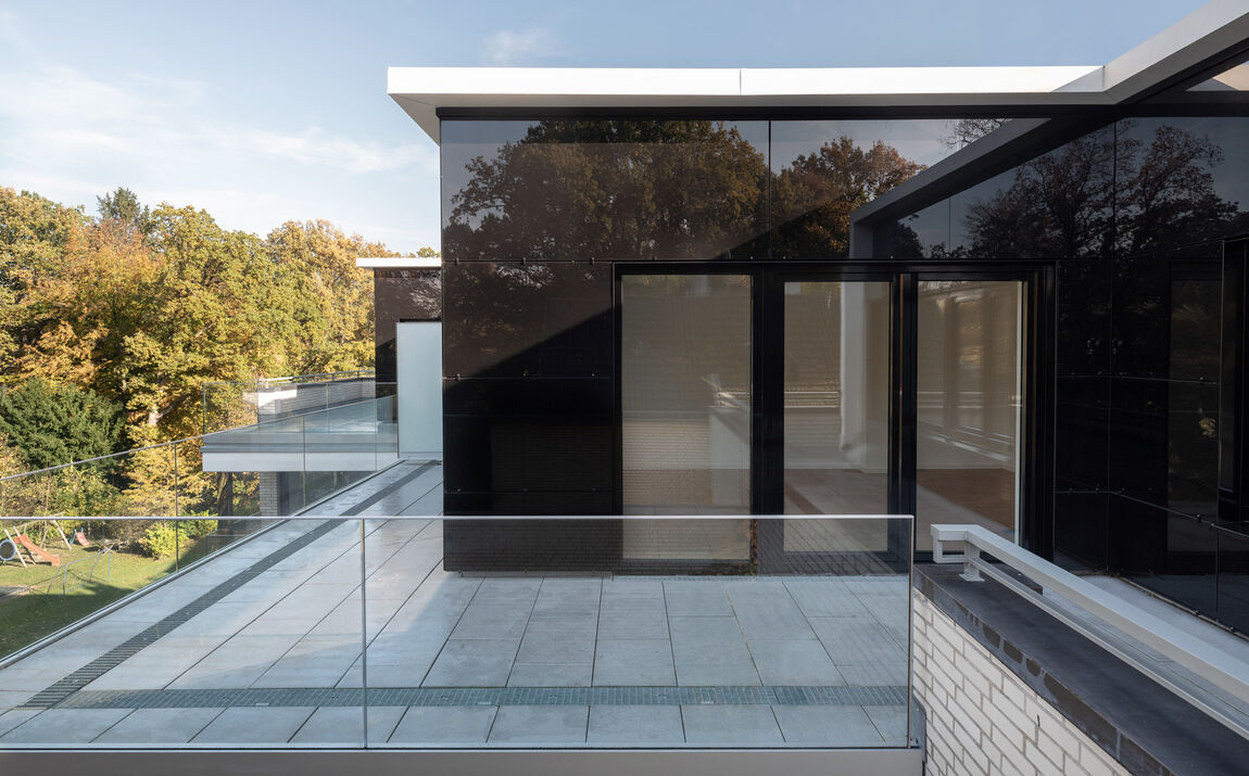 Renovierte Dachterrasse mit Glas Marte Glasgeländer in Hamburg-Wellingsbüttel 