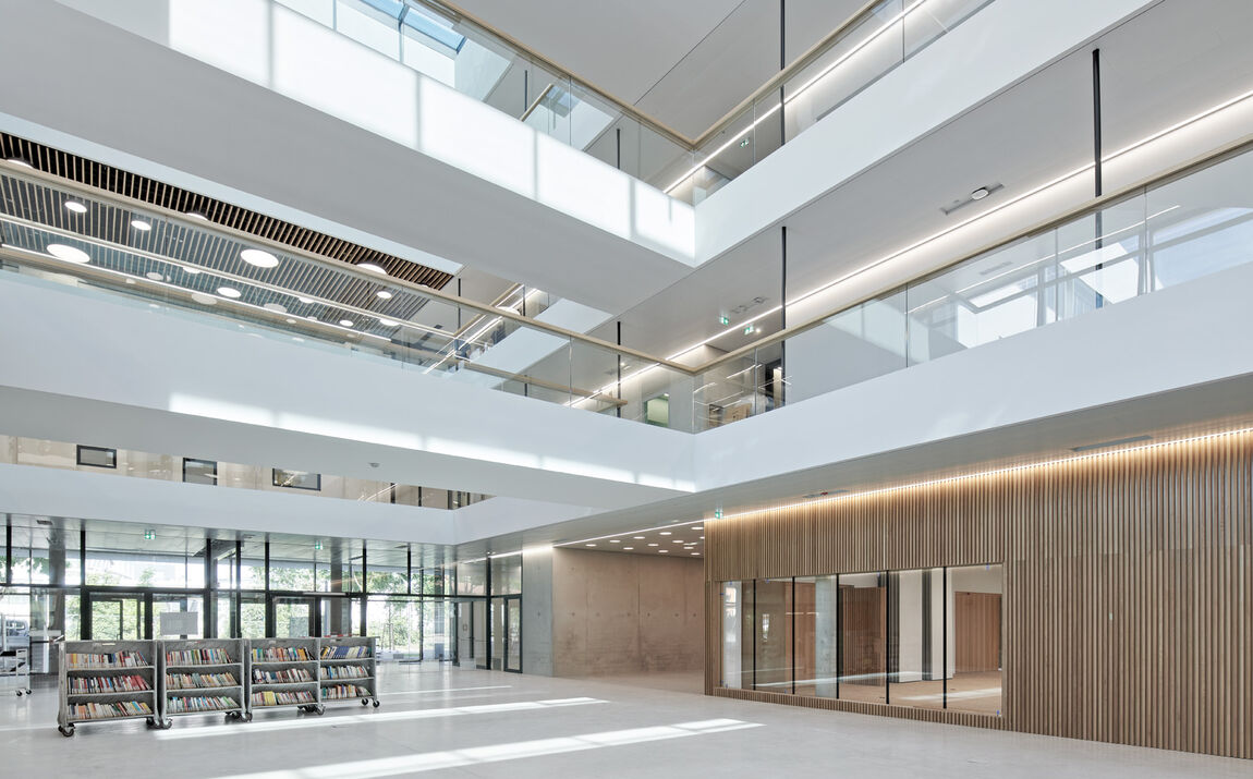 Mehrgeschossiges Atrium mit Glas Marte Glasgeländern