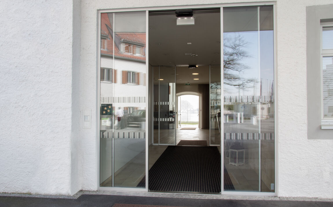 Schiebetuere-Automatische Schiebetuere-GM SCHIEBESYSTEME-Eingangsbereich-Hotel-Vorarlberg