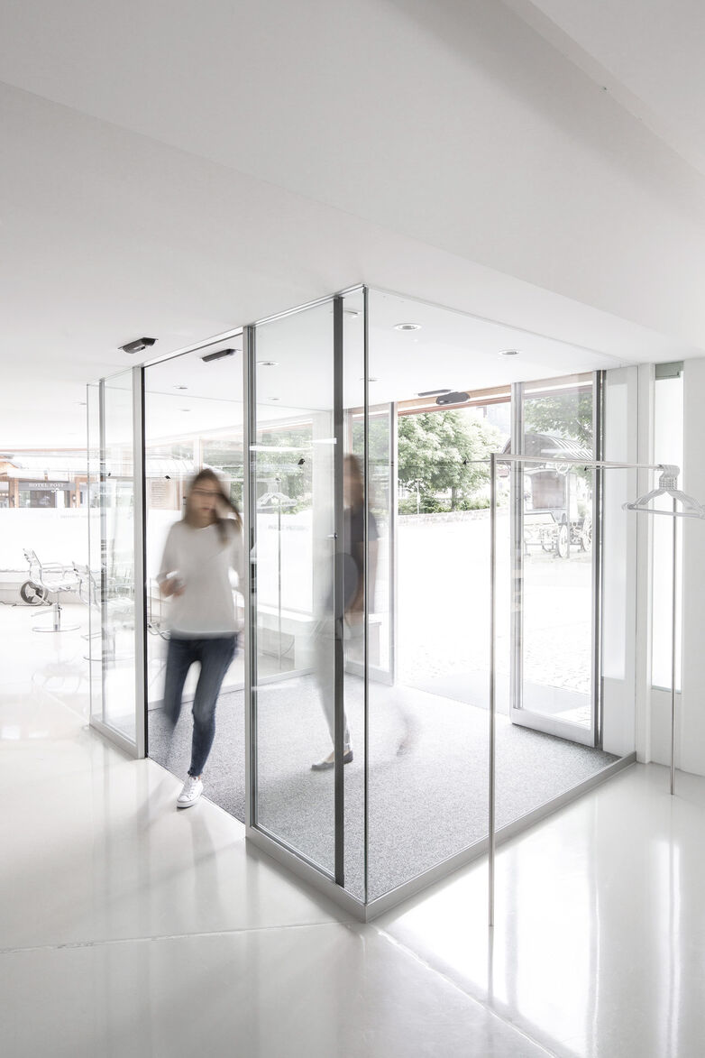 schiebetuere-automatische schiebetuere-glasschiebetuere-eingangsbereich-praxis-vorarlberg