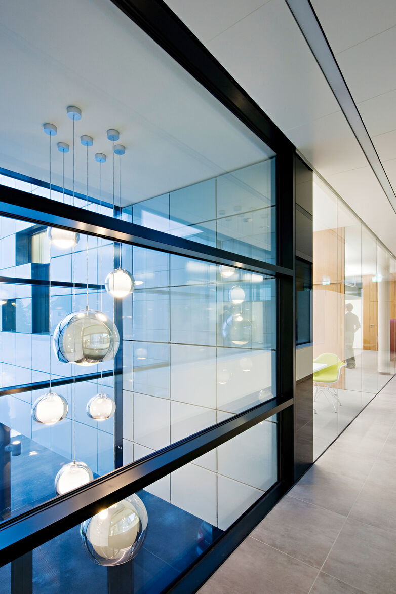 Bürogebäude mit UNIGLAS® GLASSICS-U RANDVERBUNDHALTER 