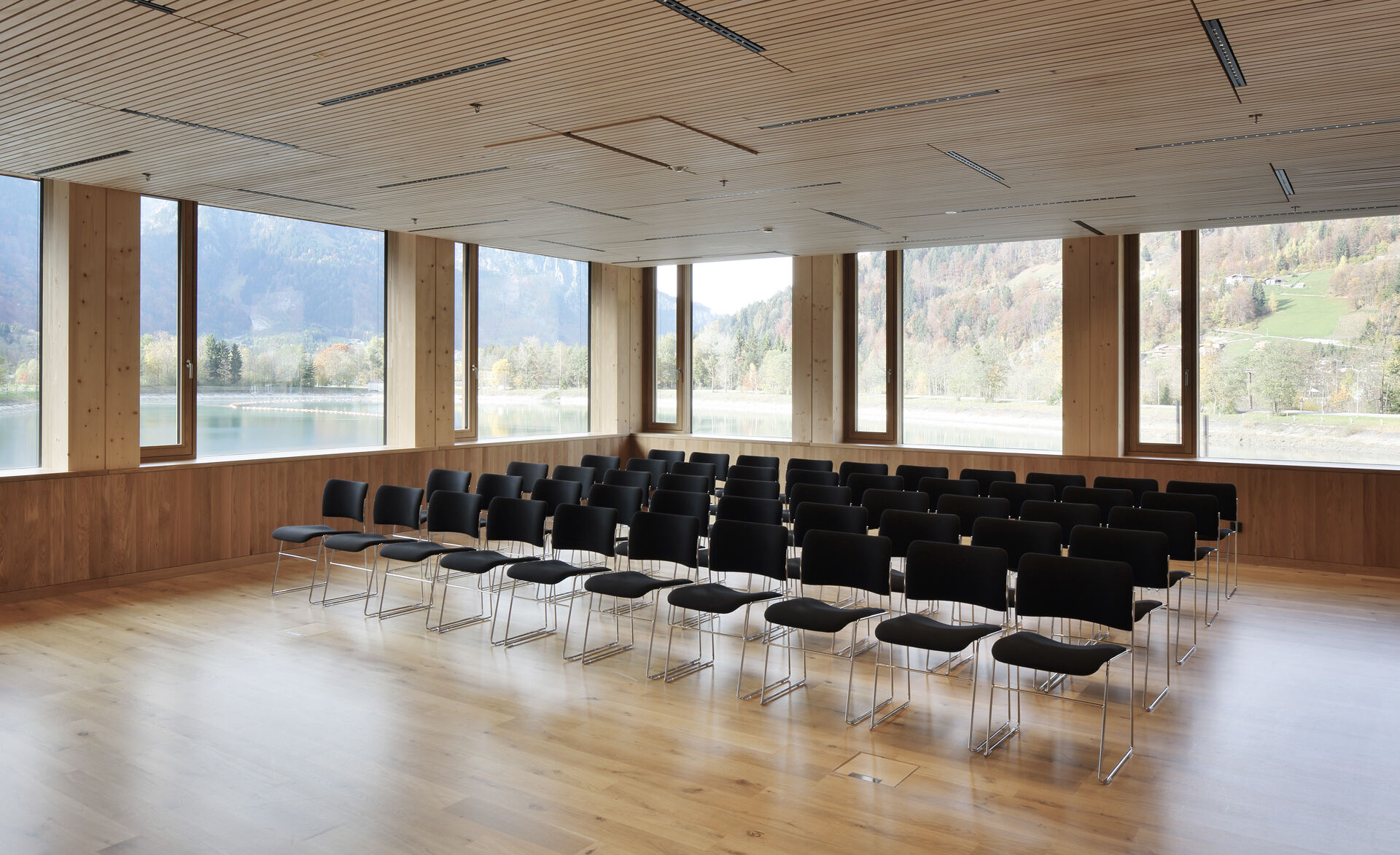 Konferenzraum mit GM Isolierglas Illwerke