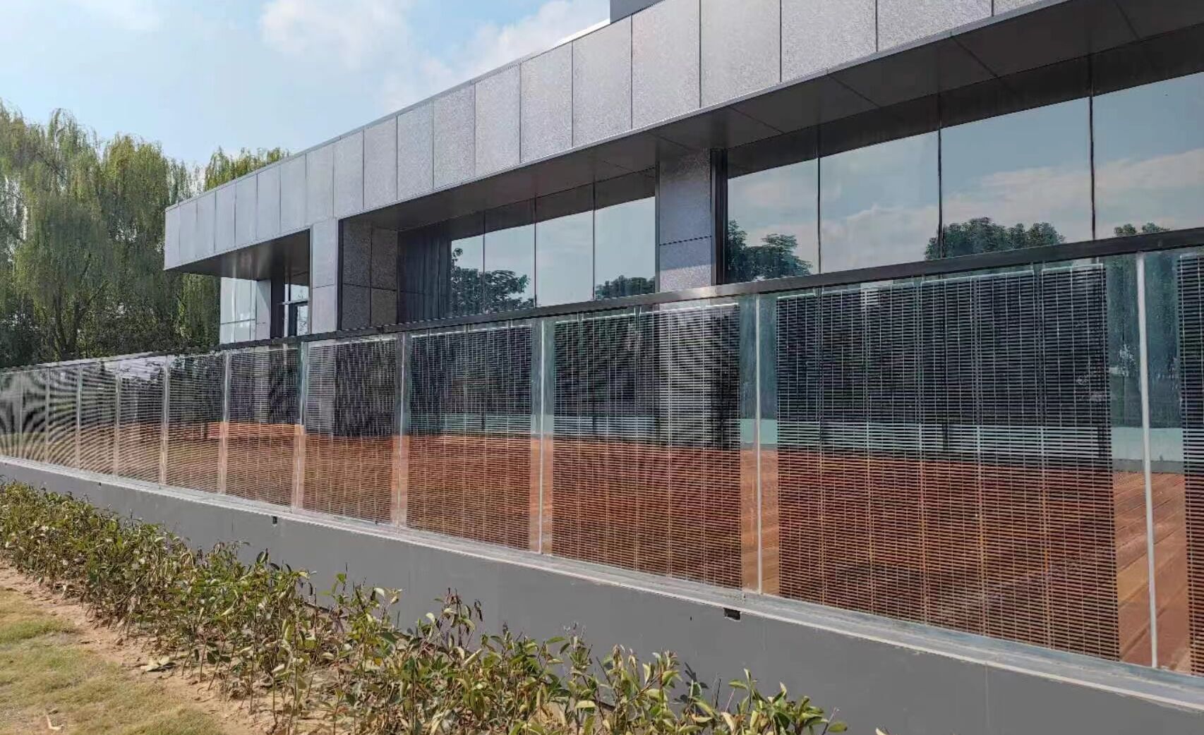 gelaender-Solar balcony application with stripe cell-photovoltaik-balkon