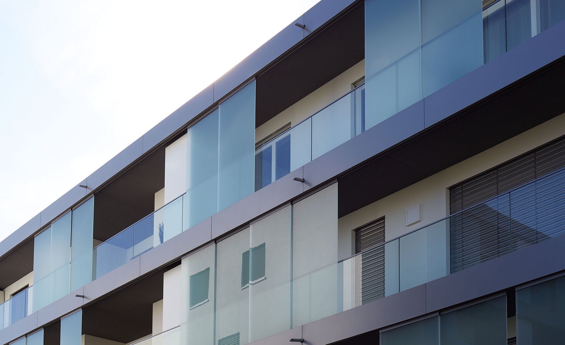 gelaender-in einem profil-glasgeländer-schiebesysteme-balkon