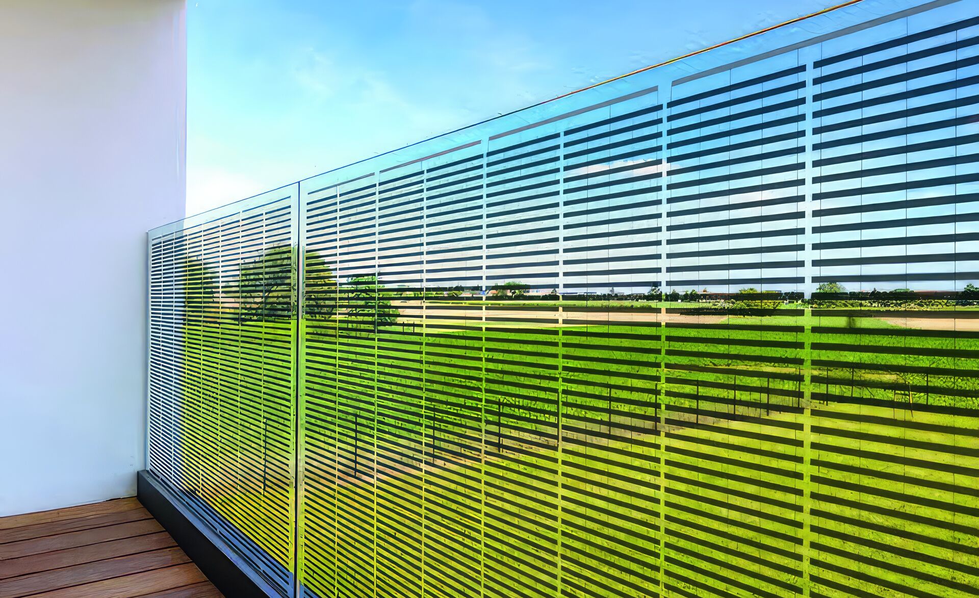 gelaender-balkon mit photovoltaik-HeliArtec_2023_DE