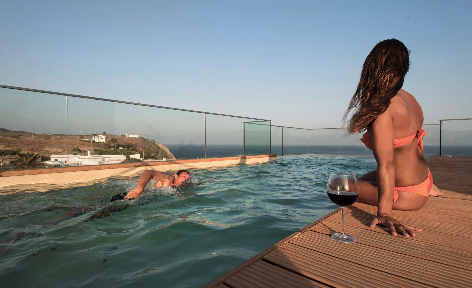 glasgelaender-GM Railing Level U-ganzglasgelaender-infinity pool glas