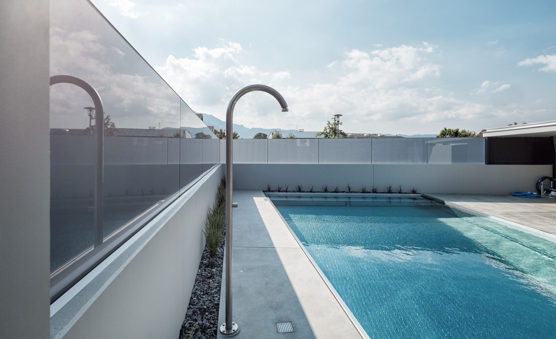 glasgelaender-GM Railing Level U-glas sichtschutz-infinity pool