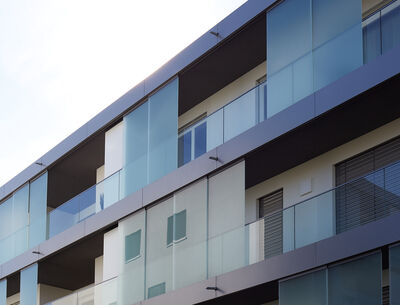 gelaender-in einem profil-glasgeländer-schiebesysteme-balkon