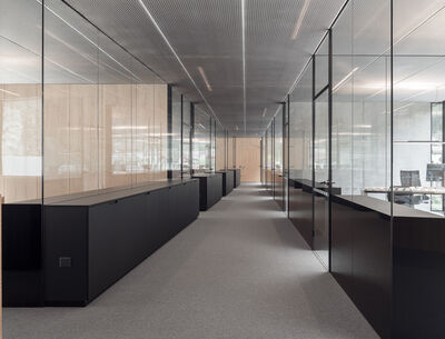 Korridor mit transparenten Glaswänden von Glas Marte 