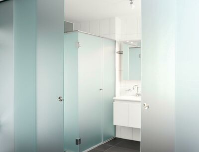 Ein modernes Badezimmer mit mattierten Glastüren.