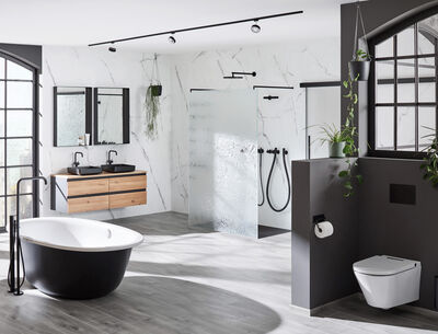 Badezimmer mit frei stehender Glas-Duschwand von Glas Marte