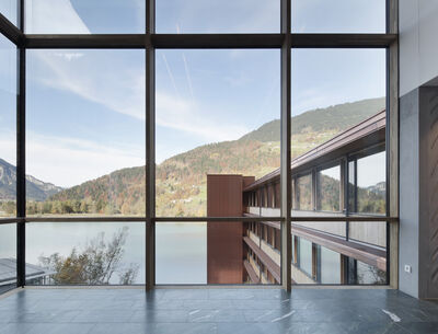 Große Fensterfront von Glas Marte mit Blick auf einen See 