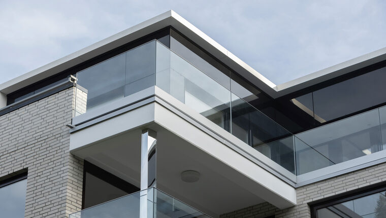 Gebäude mit Glasgeländer GM RAILING® UNI SOLO